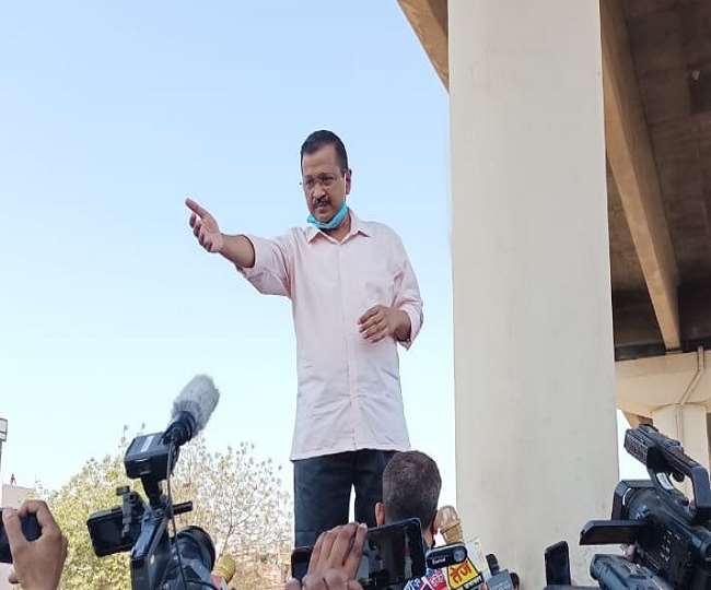 Delhi Fire News:गोकलपुरी में आग लगने से 7 लोगों की मौत, कार पर चढ़कर केजरीवाल ने लिया हालात का जायजा