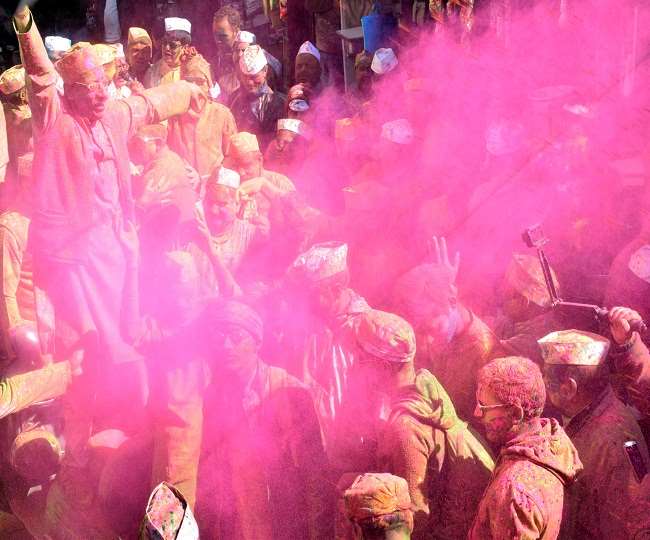 बैठकी होली में नगर के सभी होली गायकों व संगीत प्रेमियों ने अपनी आवाज का जादू बिखेरा।