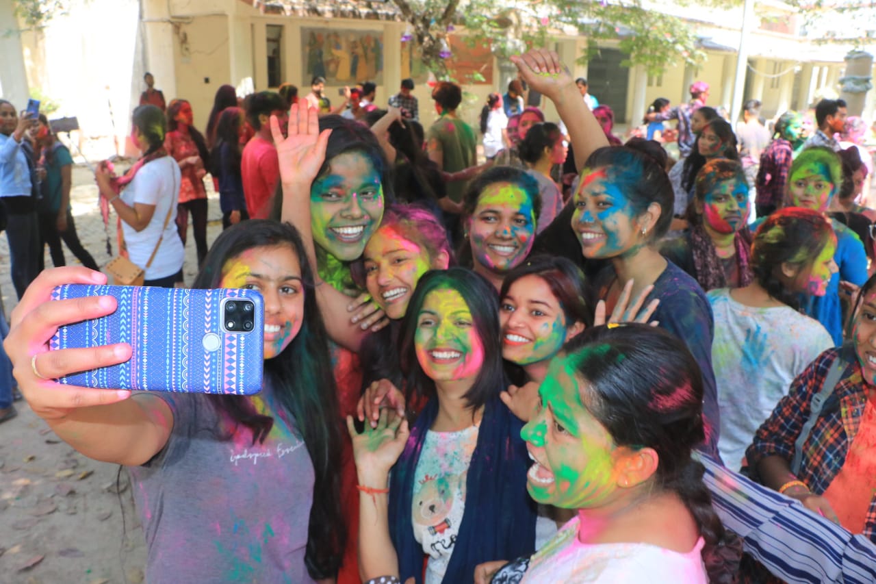 BHU Me Holi