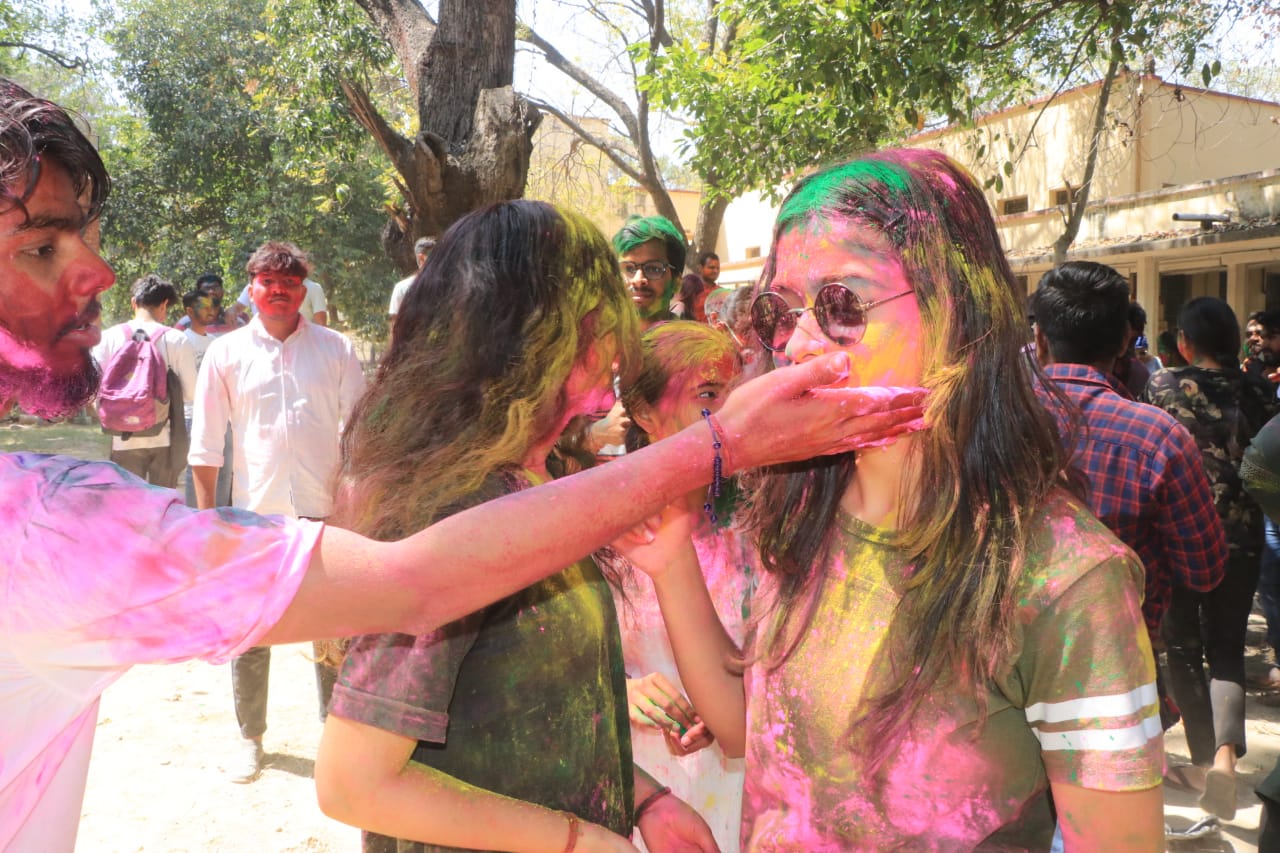 BHU Me Holi