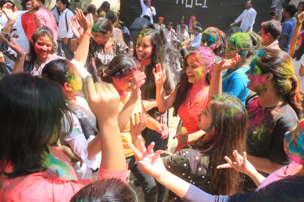 BHU Me Holi