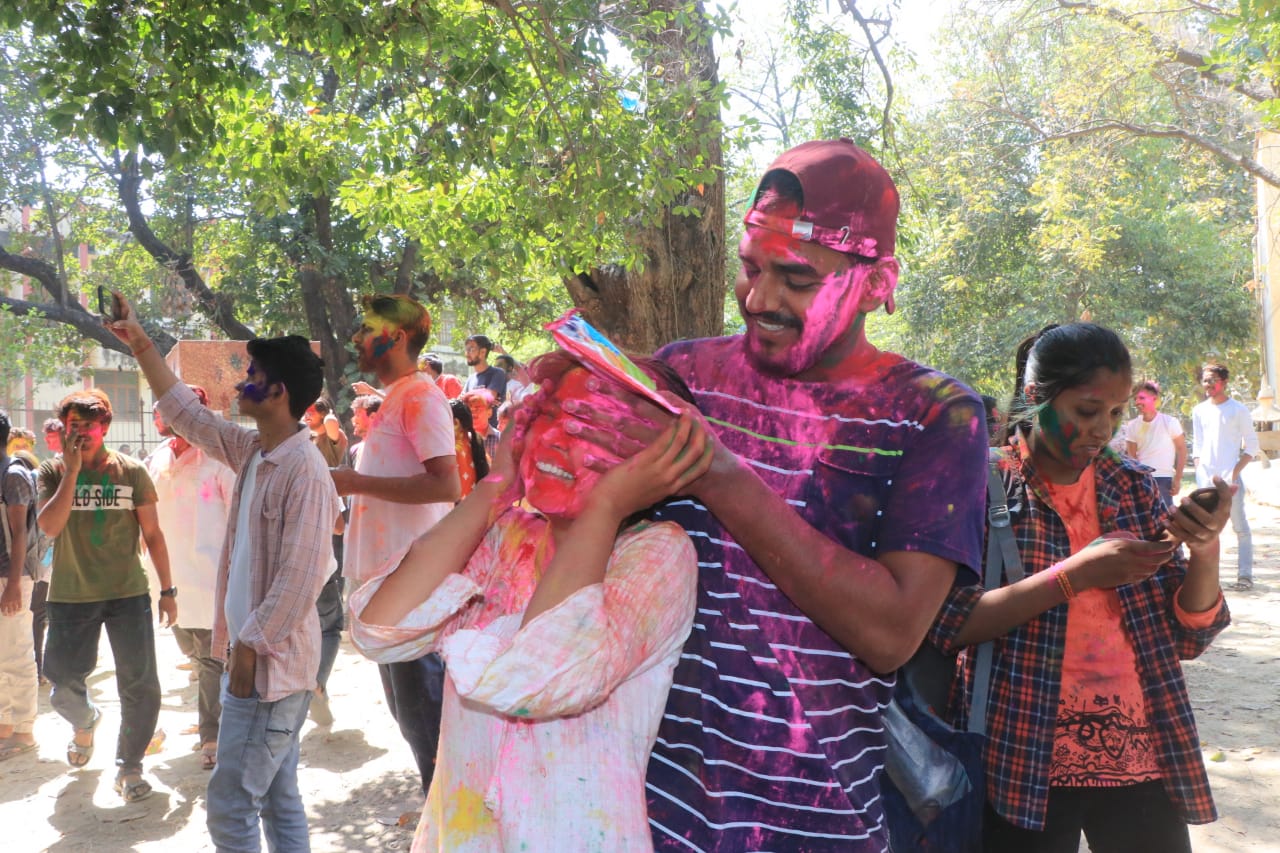 BHU Me Holi