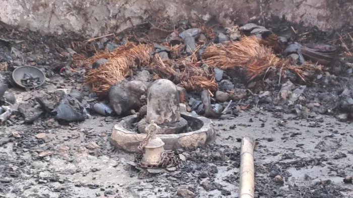 देर रात अगलगी के बाद क्षत-विक्षत स्थिति में शिवलिंग और मंदिर। जागरण