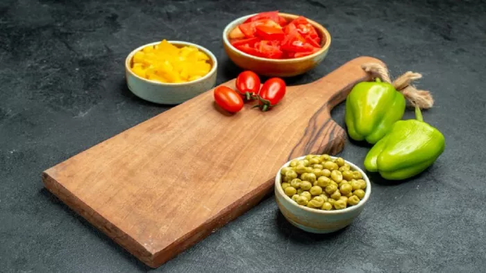 Kitchen Hacks: इन 5 चीजों का इस्तेमाल कर आसानी से कर सकते हैं चॉपिंग बोर्ड को साफ
