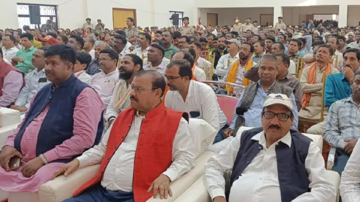 कन्वेंशन सेंटर में सोमवार को भाजपा के दुमका लोकसभा सम्मेलन में उपस्थित नेता व कार्यकर्ता