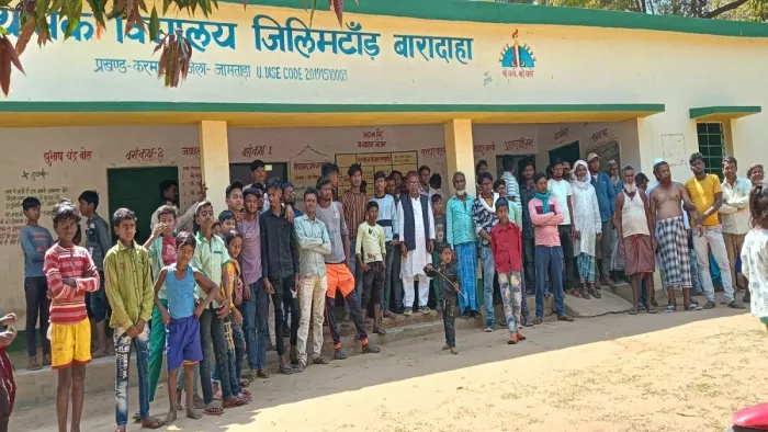 छेड़खानी के आरोप में शिक्षक को बनाया बंधक।
