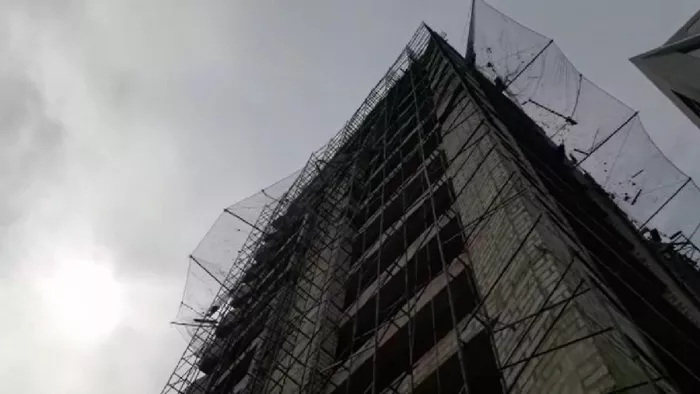 निर्माणाधीन इमारत का मचान ढहने से हादसा (प्रतीकात्मक तस्वीर)