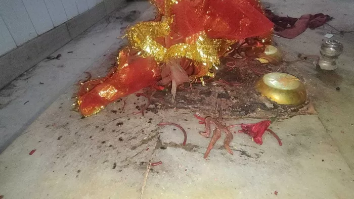 बुढ़मू में खंडित की गई मूर्ति की तस्वीर।