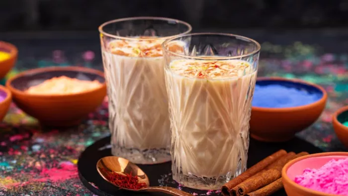 होली के त्योहार पर जरूर ट्राई करें ये ठंडाई