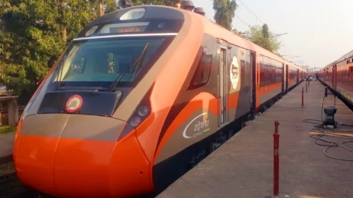 रांची बनारस वंदे भारत हटिया स्टेशन में लगी हुई है।