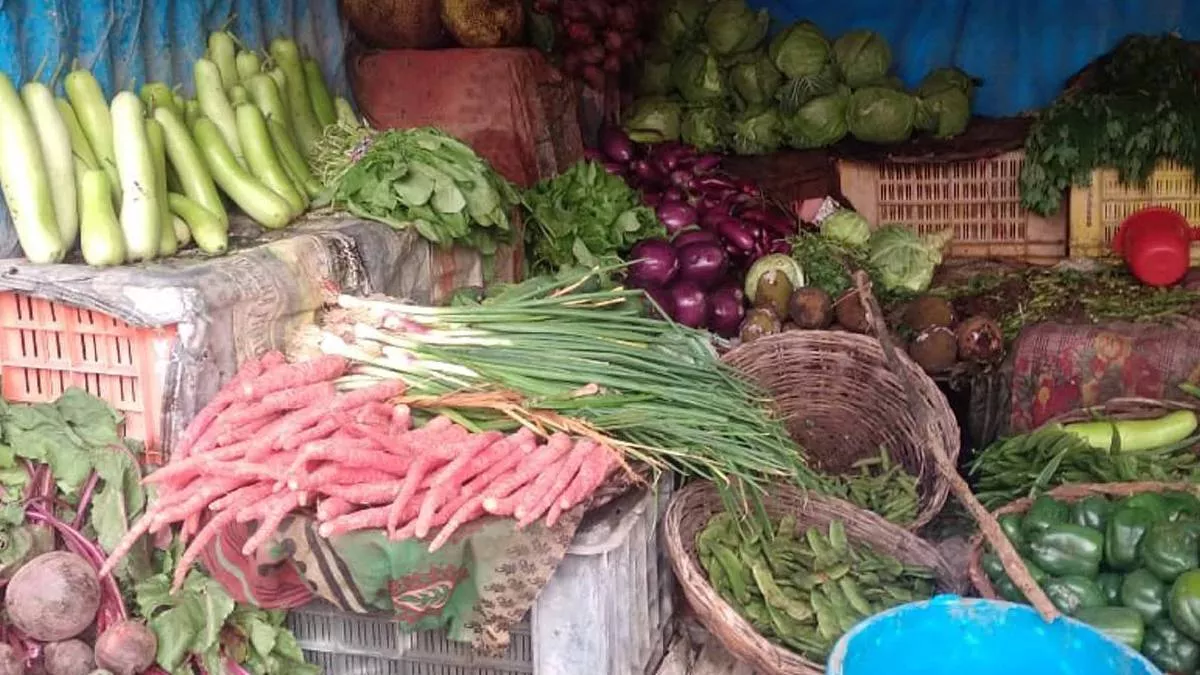 Vegetables Price Today: सब्जियों के दाम में फिर आया उछाल, अचानक भाव बढ़ने से आम आदमी परेशान; इस वजह से बढ़ रही कीमतें