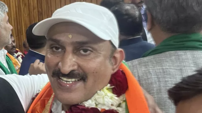 विधान परिषद चुनाव के प्रत्याशी योगेश चौधरी।