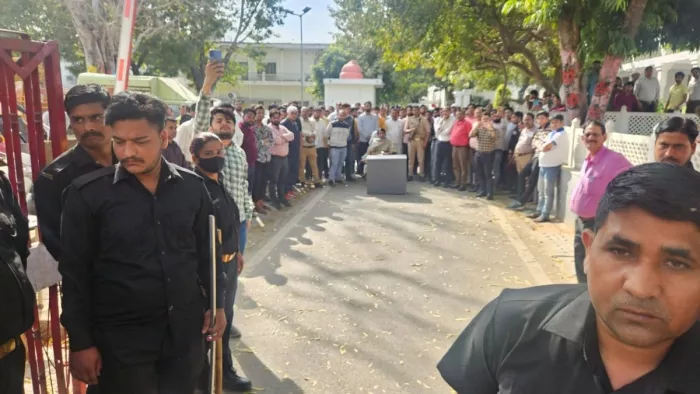 एडीए कार्यालय में मंगलवार को कर्मचारियों के साथ कुर्सी डालकर बैठीं एडीए उपाध्यक्ष एम. अरून्मोली। इंटरनेट मीडिया