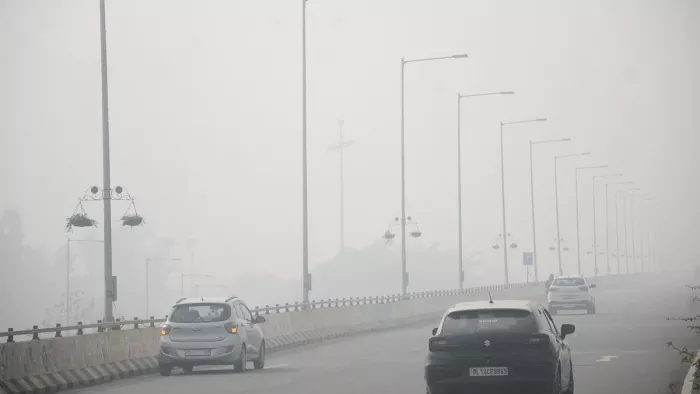 नोएडा में धुंध के बीच गुजरते वाहन । फाइल फोटो- जागरण