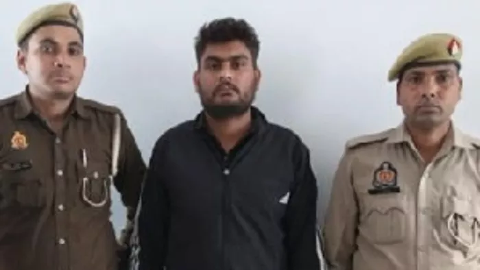 पुलिस की गिरफ्त में युवती की हत्या का आरोपित।