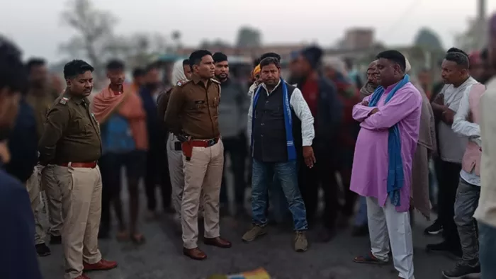 छपरा में युवक की मौत के बाद घटनास्थल पर पुलिस (जागरण)