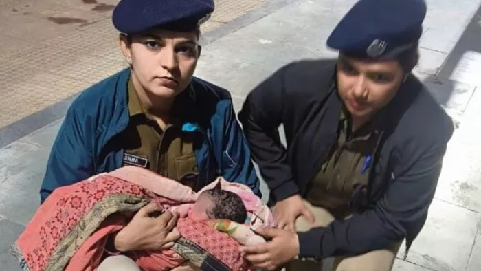 कानपुर सेंट्रल स्टेशन पर महिला को उतारकर नवजात के साथ आरपीएफ सिपाही।