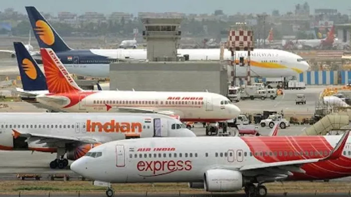 सीएम योगी की सख्ती के बाद मिली राहत, अब 6 घंटे ही बंद रहेगा लखनऊ एयरपोर्ट पर विमानों का संचालन