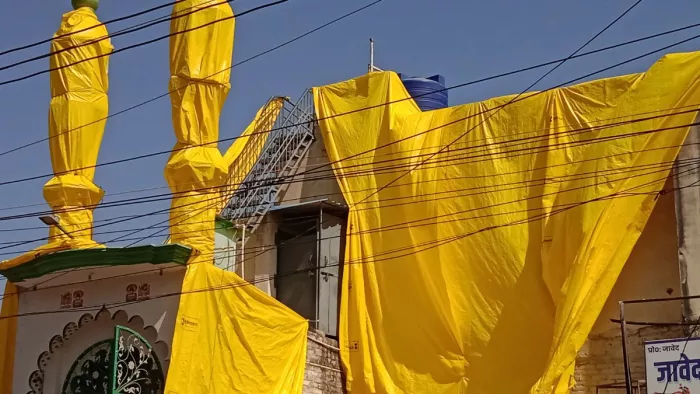 शहर के अंटा चौराहा के पास होली पर पन्नी से ढका गया धार्मिक स्थल। जागरण