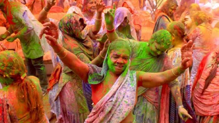 Holi 2025: कृष्णा कुटीर महिला आश्रय सदन में हुई होली में विधवा माताओं ने खेली होली