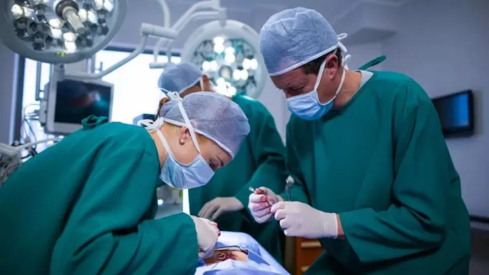डायलिसिस यूनिट में किडनी प्रत्यारोपण करते चिकित्सक। (प्रतीकात्मक तस्वीर)