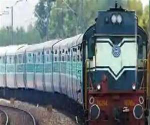 Indian Railways: रेलवे से संबंधित कोई भी जानकारी चाहिए तो यहां करें फोन, 24 घंटे काम कर रहे हेल्पलाइन नंबर