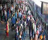 लॉकडाउन की आशंका में महाराष्ट्र से लौट रहे लोग (फाइल फोटो)