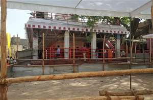 मीरजापुर में नवरात्र मेला के मद्देनजर विंध्याचल मंदिर के सामने की गई बैरिकेडिंग।