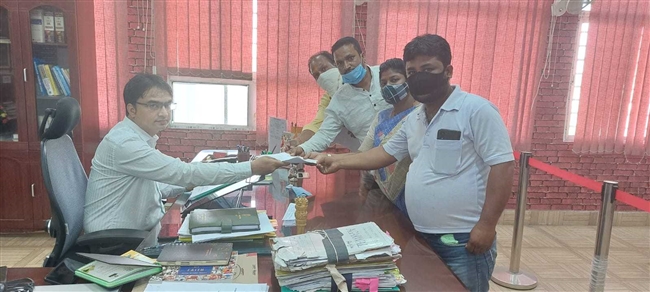 delegation of teli samaj submitted memorandum in the name of cm to dc