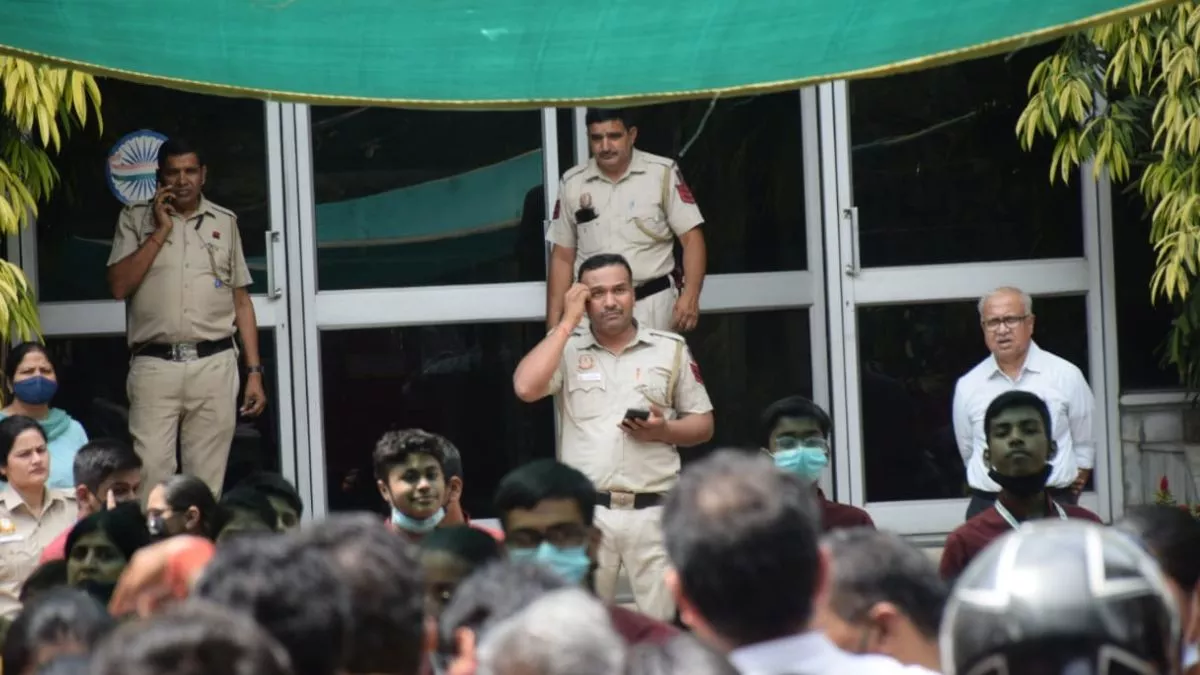 Bomb Threat: दिल्ली के स्कूल में 'बम की धमकी' से मचा हड़कंप, खाली कराया गया कैंपस - The Indian School in Sadiq Nagar delhi received an bomb threat via email Says delhi