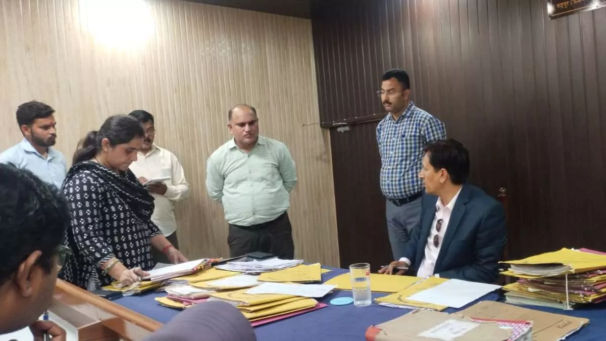 IAS Deepak Rawat: कुमाऊं कमिश्नर के औचक निरीक्षण से मचा हडकंप, तहसीलदार  सहित चार की लगाई क्लास - IAS Deepak Rawat Kumaon commissioner surprise  inspection created a stir Reprimanded four ...