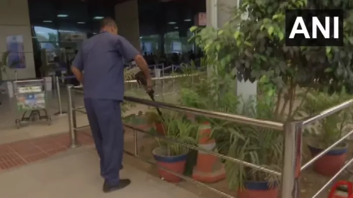 Patna Airport पर बम की खबर से हड़कंप, बम निरोधक दस्ता पहुंचा; दहशत के बीच समस्तीपुर से युवक गिरफ्तार