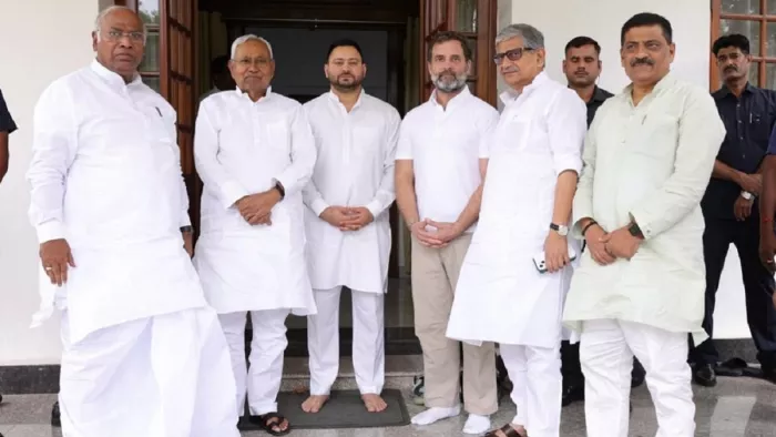 दिल्ली में खरगे के साथ नीतीश कुमार की बैठक जारी