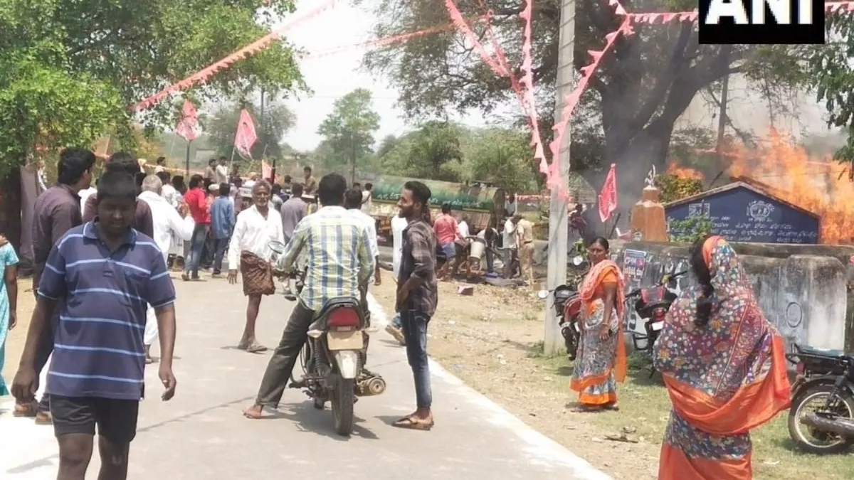 BRS की बैठक के पास झोपड़ी में LPG सिलेंडर फटने लगी आग