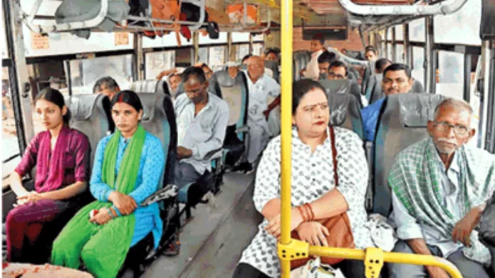 Lok Sabha Chunav 2024:गांधी मैदान से गायघाट की यात्रा के दौरान चुनावी चर्चा करते यात्री।