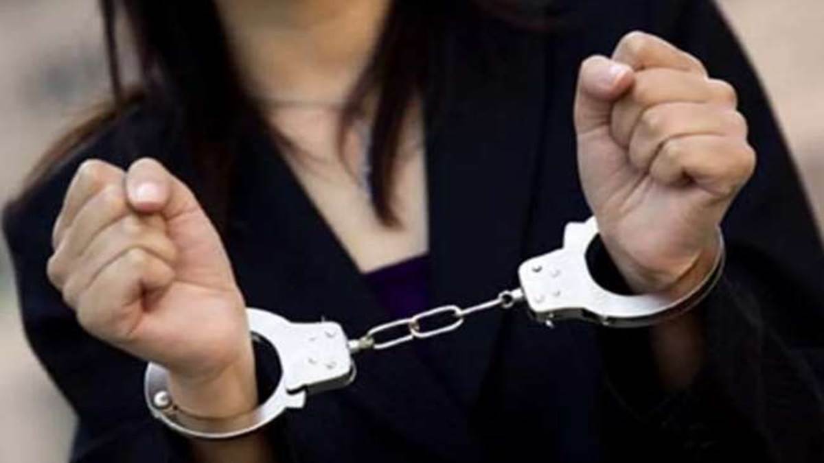 https://www.jagranimages.com/images/newimg/12042024/12_04_2024-girl_arrested_in_patna_23695327_154925319.jpg