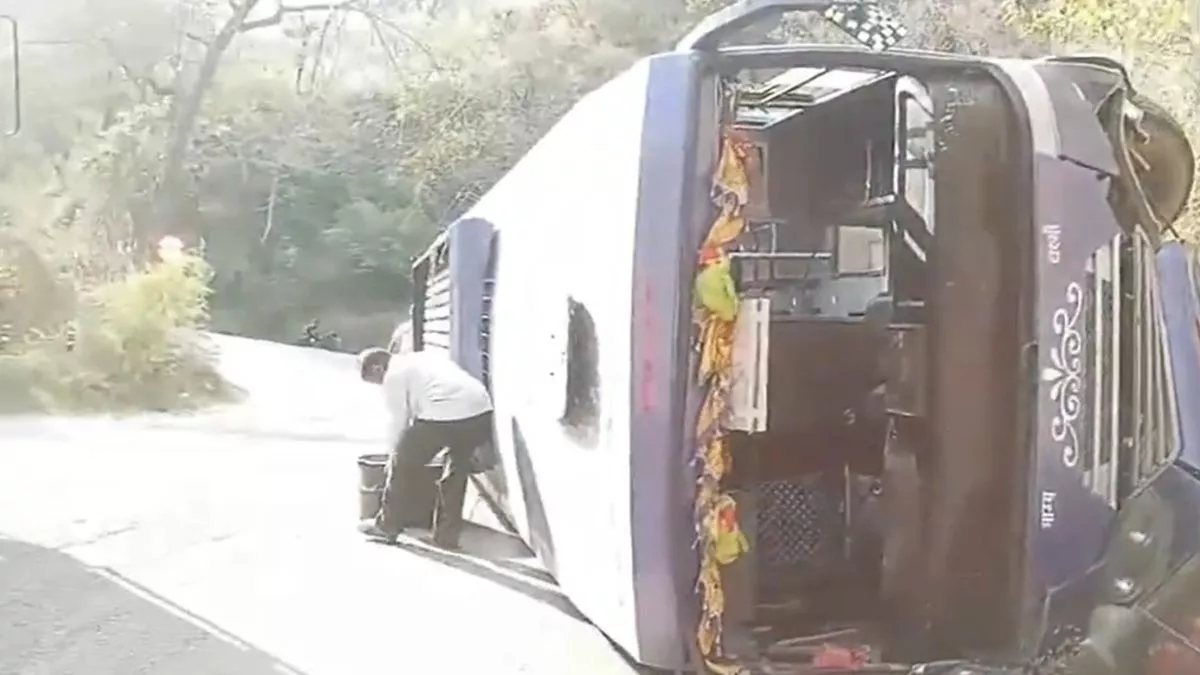 Kangra Bus Accident: हिमाचल प्रदेश के कांगड़ा में भीषण हादसा, श्रद्धालुओं से भरी बस पलटी; 21 लोग घायल