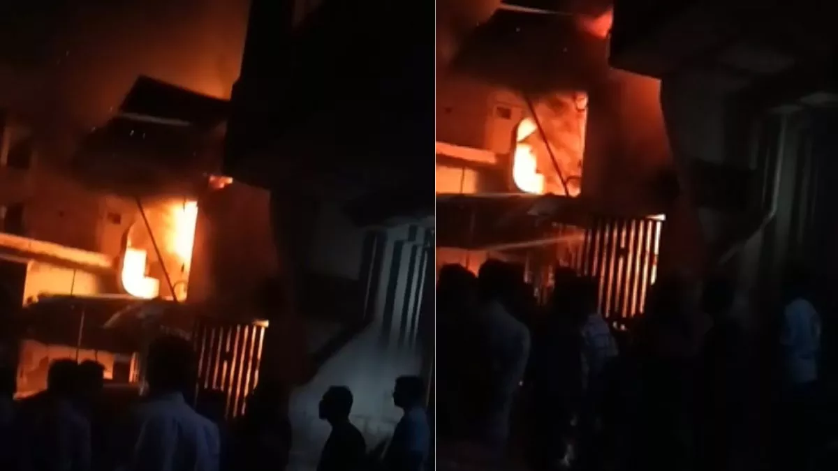 Noida News: एक गोदाम में लगी आग, लाखों का माल जलकर हुआ राख; घटना के वक्त अंदर मौजूद थे 20 लोग