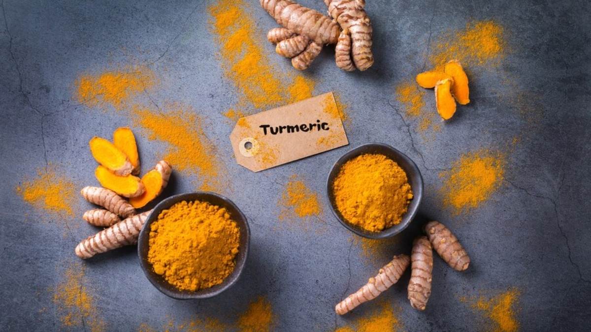 https://www.jagranimages.com/images/newimg/12042024/12_04_2024-raw_turmeric_23694794.jpg