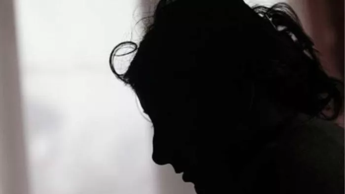 पुलिस ने आरोपित युवती के विरुद्ध मुकदमा दर्ज कर जांच कर रही है।