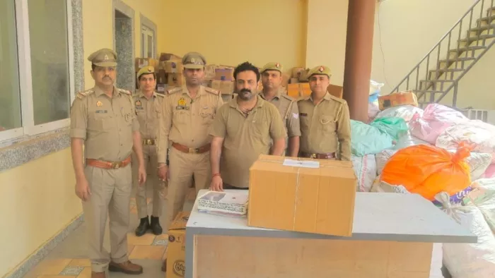 पकड़े गए एक्सपायर कास्मेटिक माल के साथ पुलिस की गिरफ्त में आरोपित करन साहनी।