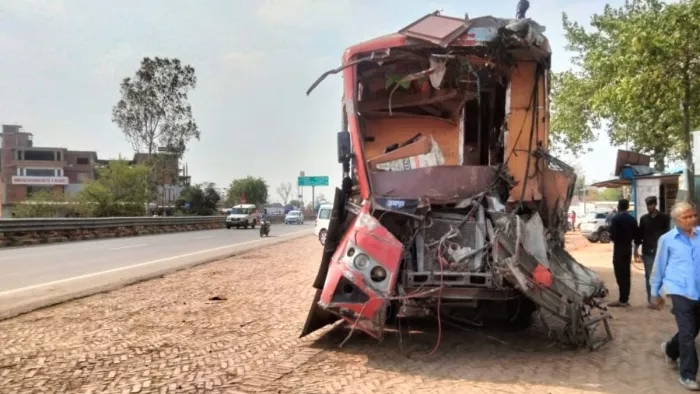राष्ट्रीय राजमार्ग पर विक्रमजोत कस्बे के पास दुर्घटनाग्रस्त डबल डेकर बस। जागरण
