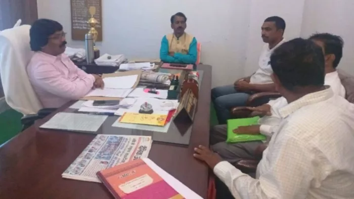 दुमका में बीडीओ ने की समीक्षा बैठक। (जागरण)