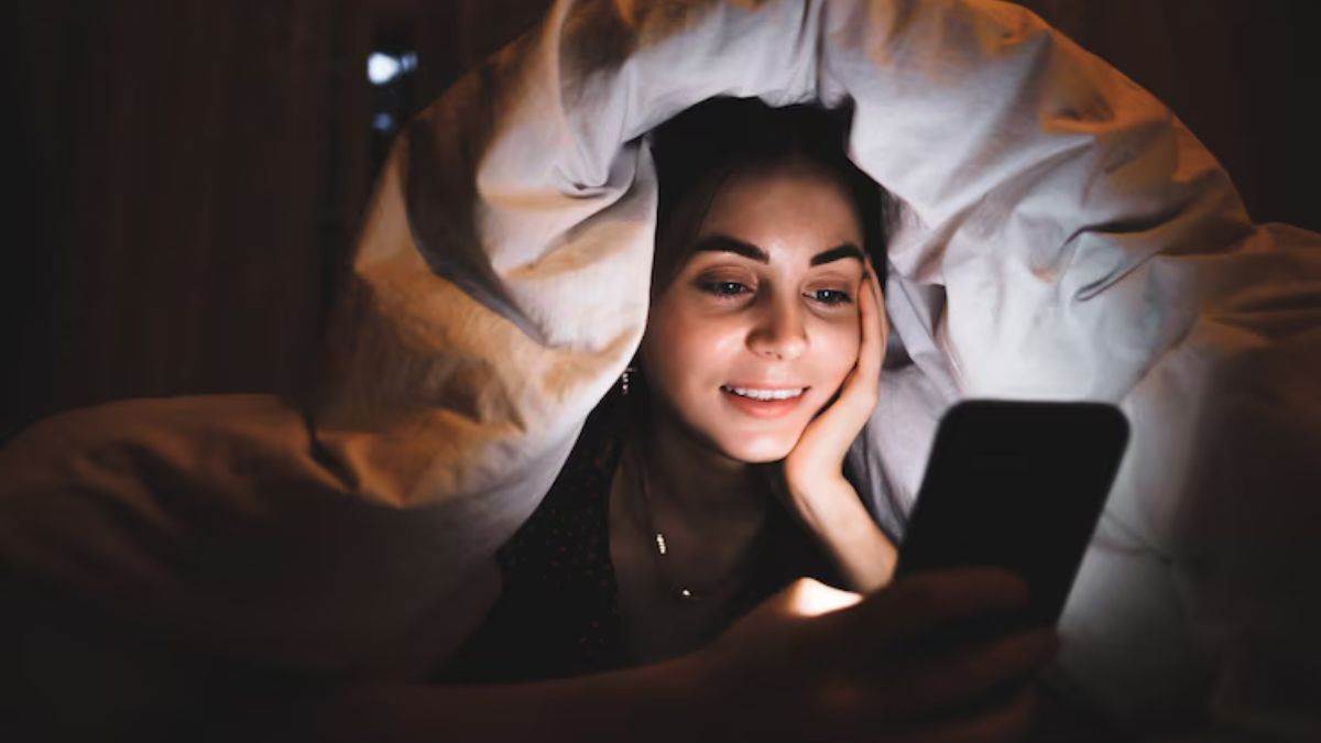 https://www.jagranimages.com/images/newimg/12042025/12_04_2025-impact_of_screen_time_on_sleep_23917126.jpg