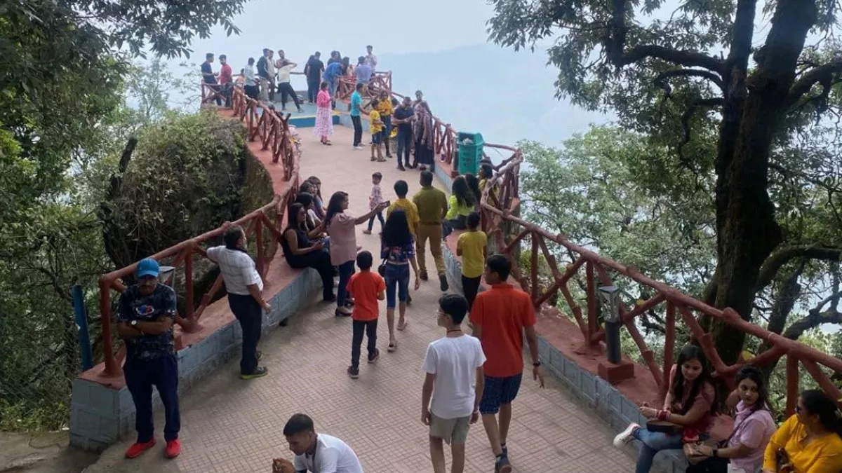दिल्‍ली से महज 7 घंटे दूर इस हिल स्‍टेशन में अचानक बढ़ा सैलानियों का ग्राफ, सभी होटल पैक