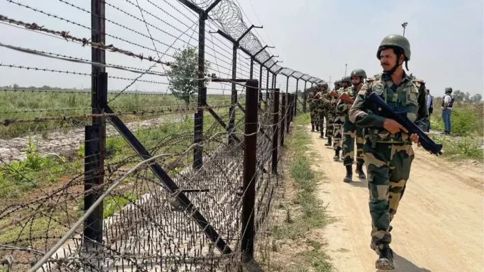 पत्थर के फाउंडेशन पर प्लास्टिक कोटेड तारों की दीवार खड़ी की गई है (फोटो: एएनआई)