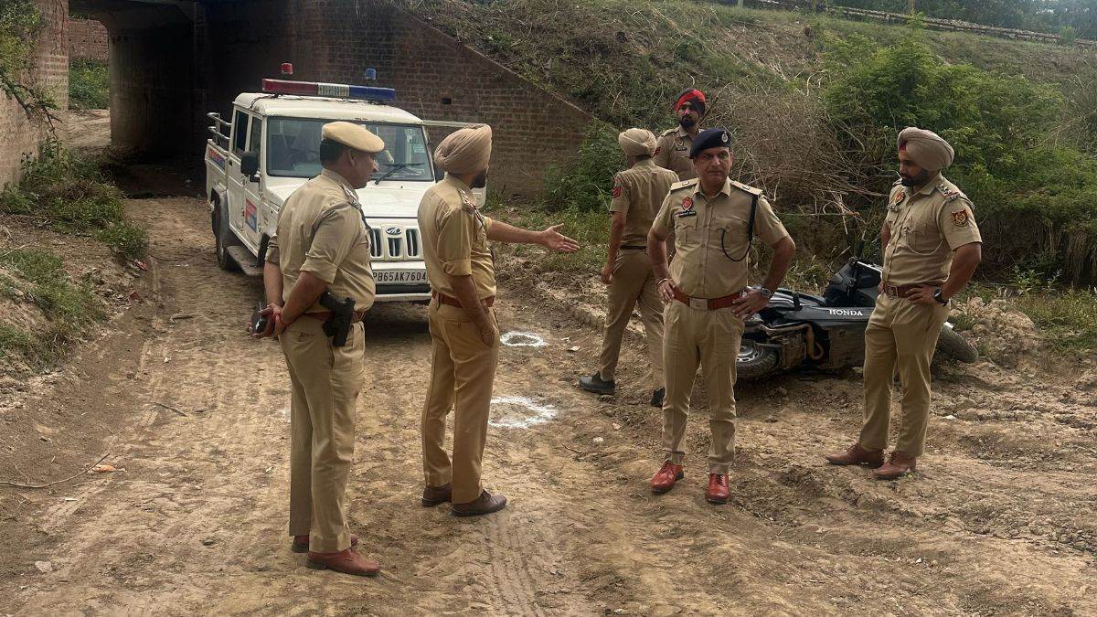 mohali police encounter criminals two injured had demanded extortion of rs 1 crore by throwing a slip