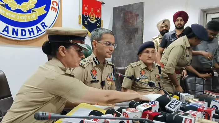 आरोपित के गिरफ्तार होने की जानकारी देते डीजीपी गौरव यादव