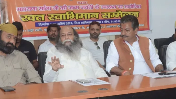 Agra News: रक्त स्वाभिमान सम्मेलन की जानकारी देते बाएं से दूसरे करणी सेना के अंतर्राष्ट्रीय अध्यक्ष सूरज पाल अम्मू।