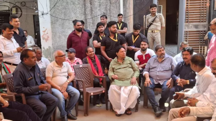 संजय प्लेस स्थित अपने आवास पर कार्यकर्ताओं के साथ बैठे सपा के राज्यसभा सांसद रामजीलाल सुमन।